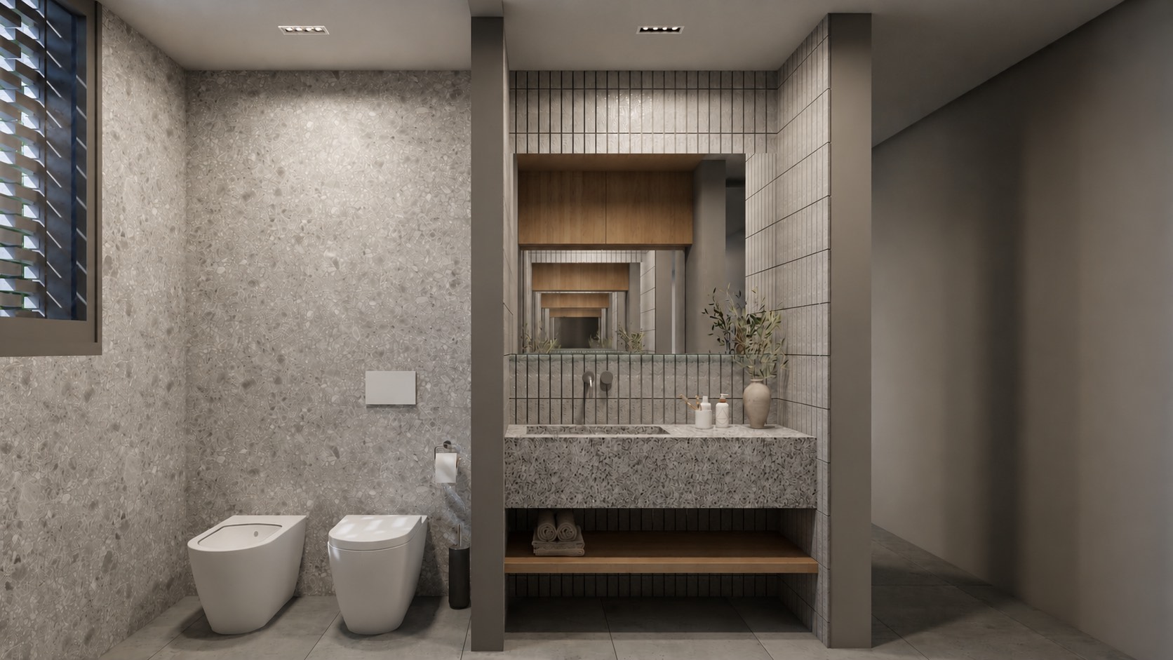Baño principal revestido en piedra, con la mesada sobre el mueble de madera, el espejo en el nicho y el inodoro suspendido.