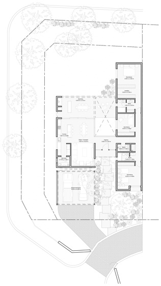 Plano de la Casa N sobre su lote, con los ambientes acotados.